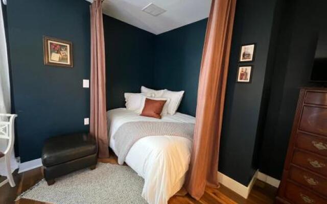 1823 Historic Rose Hill Inn