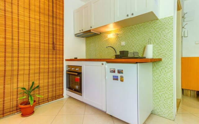 Studio With Shared Garden, 3 min Walk to the Beach