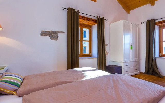 Beautiful Villa Consisting of two Houses With Private Pool, Near Pula and Beach