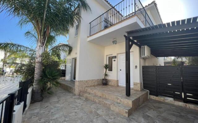 3bdr villa-pool/700m from a blue flag beach!