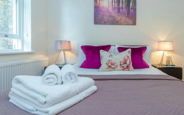 Modern Two Bedroom Apartment in Hammersmith - 203a, London