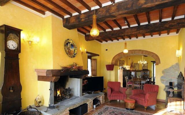 Beautiful Farmhouse With Heated Pool and Jacuzzi-mulino Della Villa