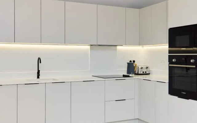 The Brondesbury Hideaway - Stylish 3bdr Flat With Balcony Parking