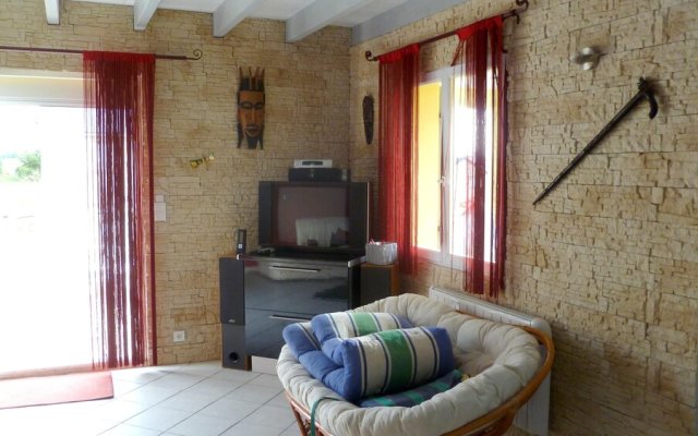 House With 2 Bedrooms in Salles-curan, With Wonderful Lake View, Enclosed Garden and Wifi
