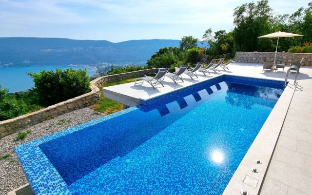 Pool Villa Luxoria Trebesin