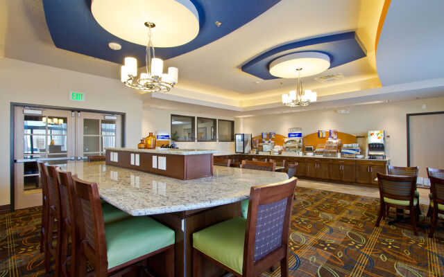 Holiday Inn Express Hotel & Suites Denver East-Peoria Street by IHG