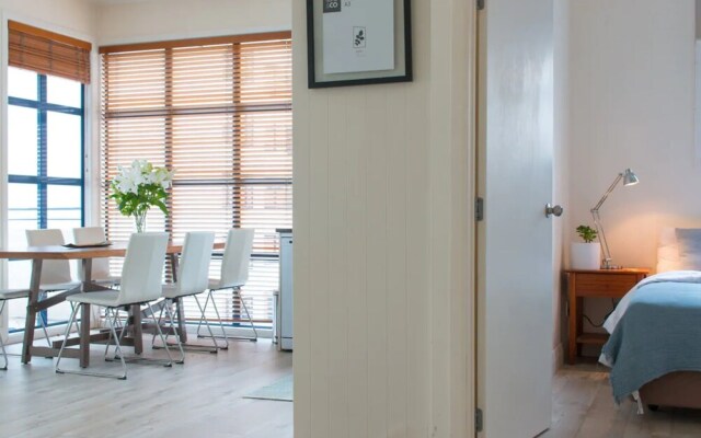 2 Bedroom Penthouse Apartment with Harbour Views