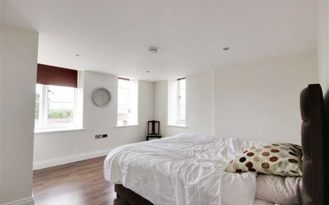 Luxury Apartment 20 min. from London