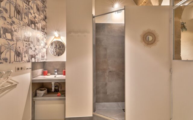 New Stunning 4 Bdrs Apt, With AC – Le Marais