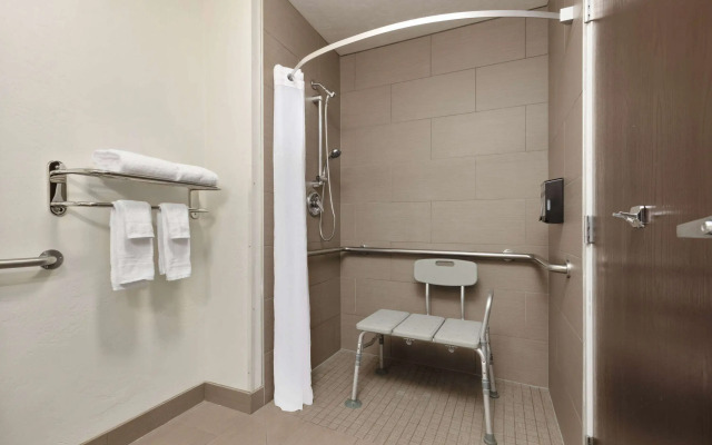 Super 8 by Wyndham Roseburg
