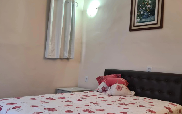 Kitnet casal e apartamento com lareira e vista jardim