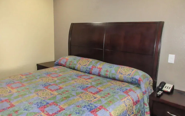Econo Lodge Inn & Suites