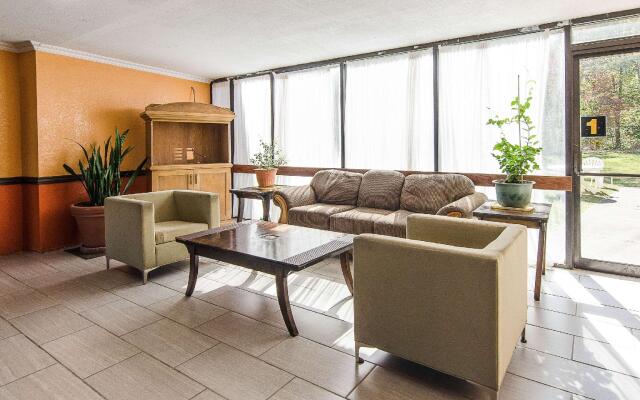 Econo Lodge Inn & Suites