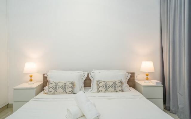 Tanin - Modern Spacious 1BR Apartment With 2 Balconies