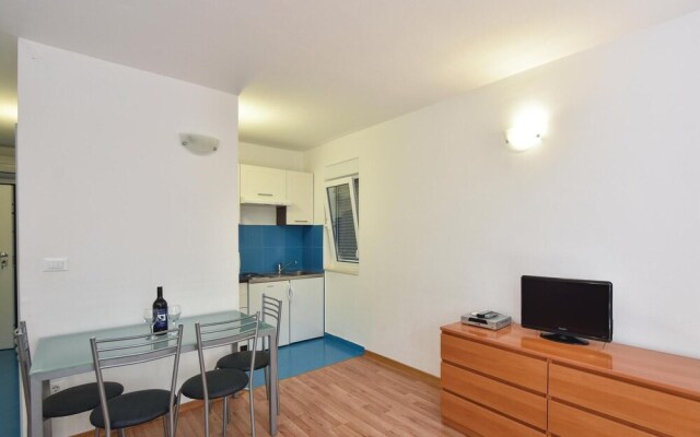 Awesome Home in Duce With Wifi and 9 Bedrooms