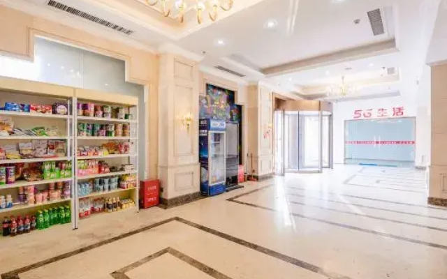 Five seasons  Hotel (Xinyang East high speed railway station store)