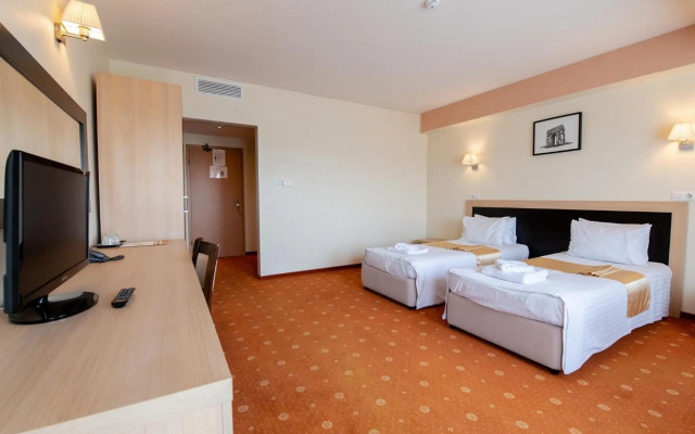 Hotel Oxford Inn & Suites