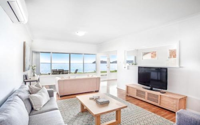 Beached Inn' 93 Foreshore Drive - Spacious Beach Front House – Guest Rooms – Salamander Bay