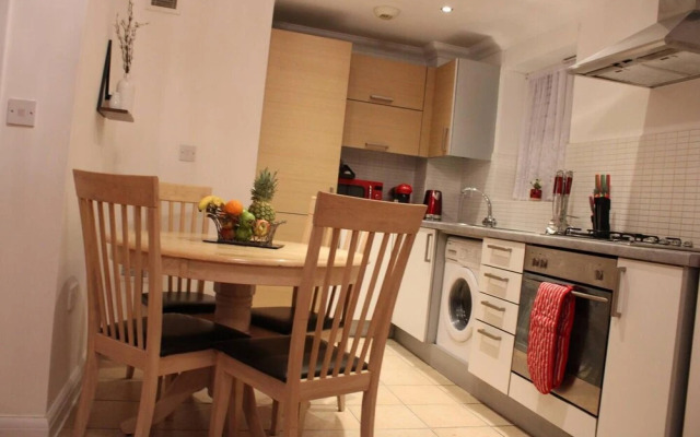 Impeccable Spacious 1-bed Apart in London Dagenham