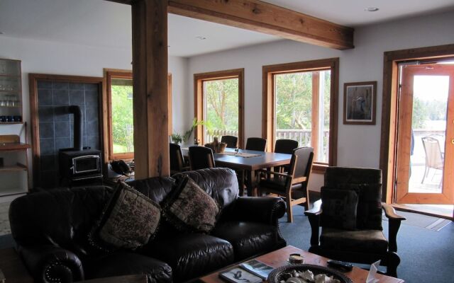 Arbutus Cove Guesthouse