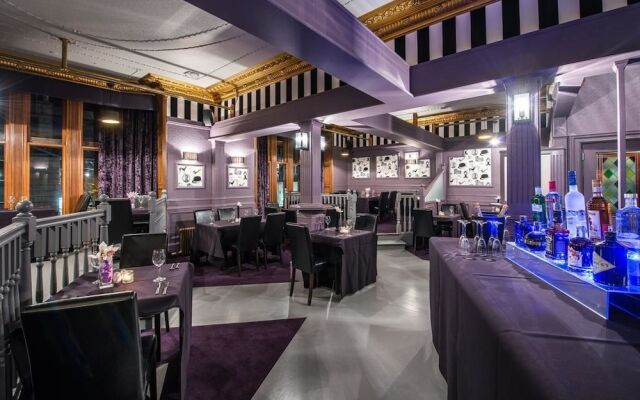 Number 44 Hotel & Bar