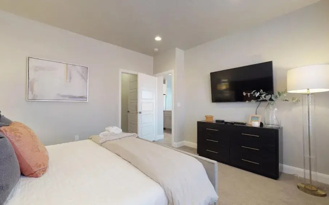 Desert Serenity 4 Bedroom Apts by RedAwning
