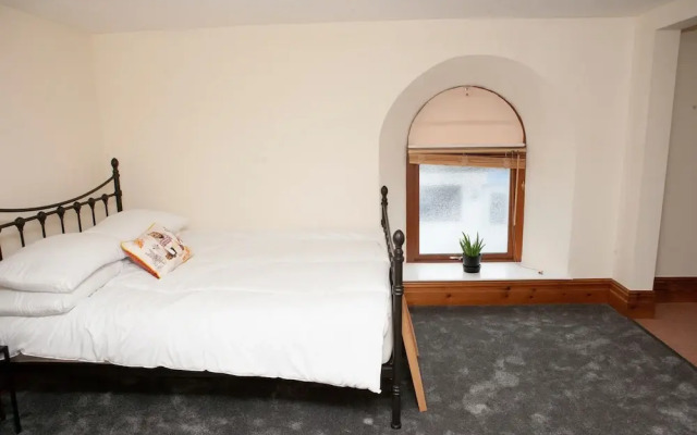 1 Bedroom Apartment by Gloucester Road
