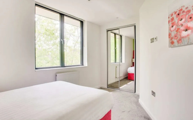 Elegant Apartment in Milton Keynes near Snozone