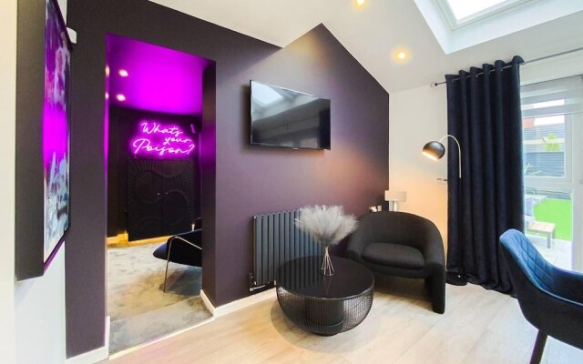 Stunning 4 Bed House With Cinema Room & Parking