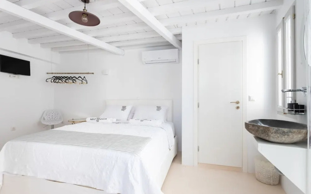 aniko suites Chora