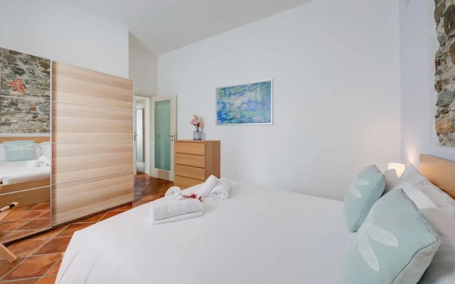 La Voce Del Lago Pied Dans L' Eau