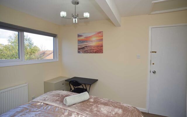 London's Calling U! A Lovely 2 Bedhome Sleeps 1-5!