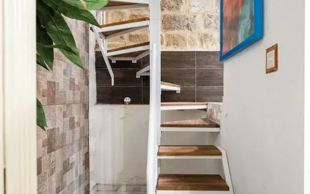 Traditional Townhouse - Rooftop Seaviews