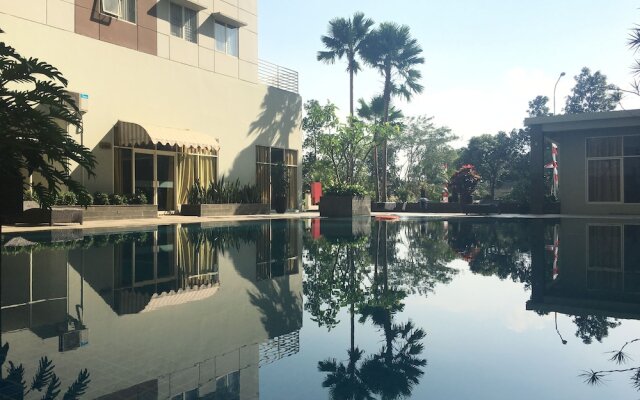 Spacious Studio Room at Pinewood Apartment