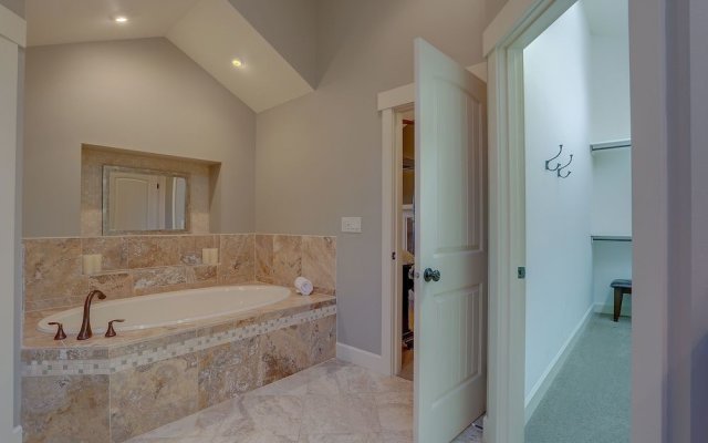 Spacious Five Peaks Home With Soaking Tub and BBQ by Redawning