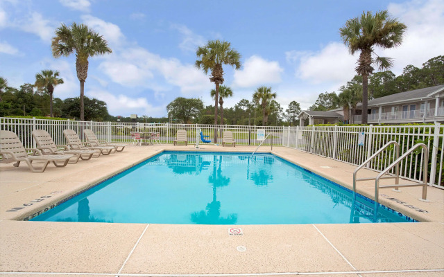 Travelodge Suites by Wyndham MacClenny/I-10