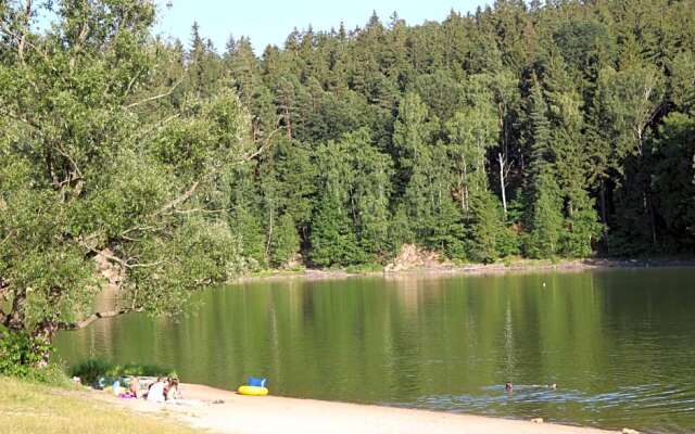 Domki nad jeziorem w Karłowicach
