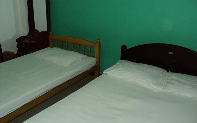 Four Teess Rest Inn