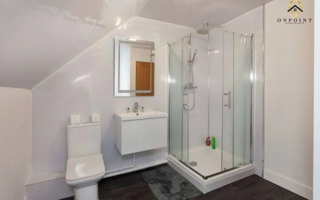 Modern 3-Storey Apartment & Free Parking