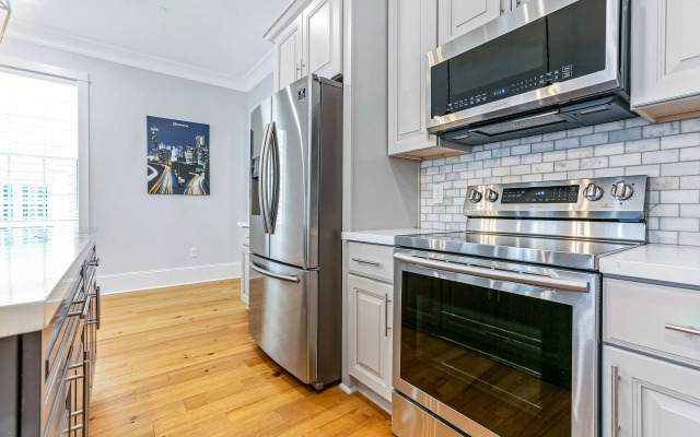 Spacious 5BR Urban Retreat with Balcony & Pool