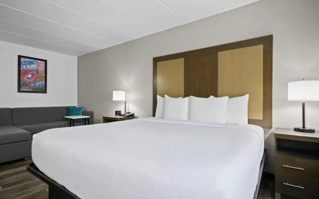 La Quinta Inn & Suites by Wyndham Sturbridge