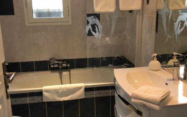 Petite maisonette adossee mais independante avec piscine