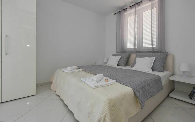 Luxurious Apartment in Novalja Near Sea