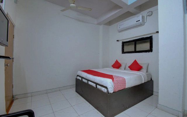 OYO 19830 Hotel Lucky Star