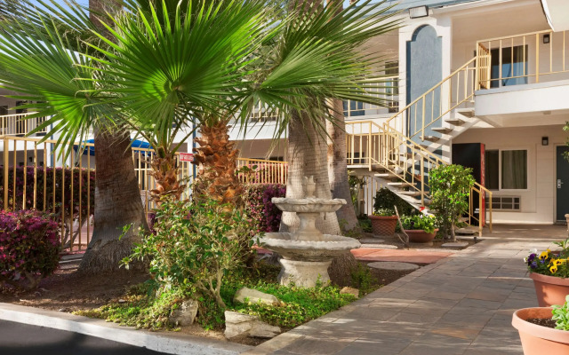 Travelodge by Wyndham Bakersfield