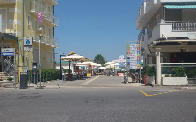 DOMUS MARIS Viserba 100 mt dalle Spiagge e dal Centro Fiera a 2 minuti