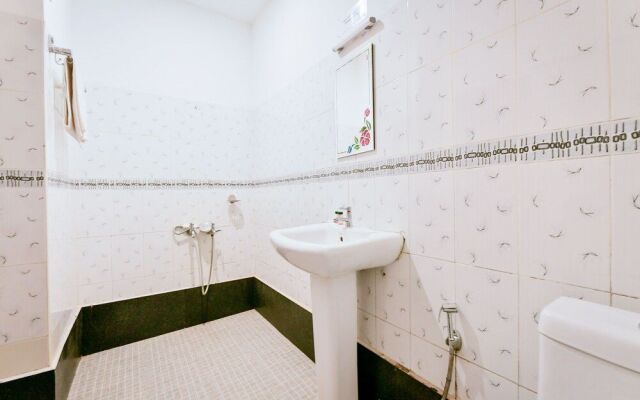 OYO 13589 HouseBoat My Trip Deluxe 4 BHK Private