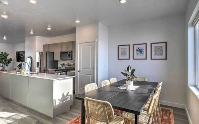 Modern Mountain Townhome - Ski Nearby