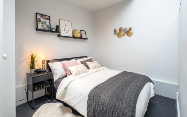 Kensington Modern Apartment