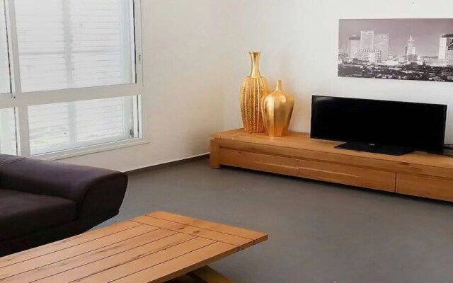 Luxury apt heart  Bat-Yam 3 m walk beach